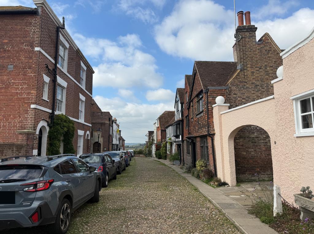 Lot: 152 - TERRACE HOUSE IN DESIRABLE LOCATION - Street view